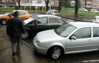 Polupali vozila u masovnoj tuči