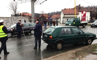 Udarila ga dva vozila dok je prelazio kolovoz