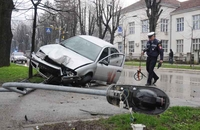 Banjaluka: “Škodom” udario u stub rasvjete i izvalio ga FOTO