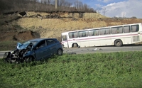 Sudar autobusa i dva automobila