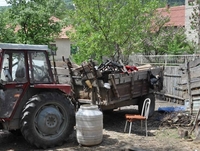 Prevrnuo se traktor, povrijeđeno devet osoba