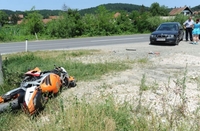 Teško povrijeđena djevojka u sudaru BMW-a i motocikla