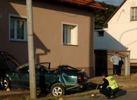 Automobil sletio s ceste i udario u kuću, četvoro povrijeđenih