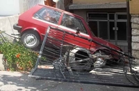 Automobilom uletio u dvorište