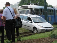 Automobil završio na šinama na Alipašinom Polju i zaustavio tramvaje