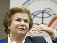 Valentina Terješkova nosi olimpijsku baklju