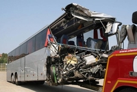 Češki autobus udario u kamion, pet osoba povrijeđeno, jedna kritično