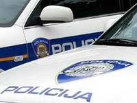 Benzinom zalio konobaricu, goste i sebe, pa prijetio upaljačem
