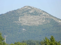 Na planini Velež osvanuo veliki grb Crvene zvezde