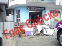 Filmska pljačka u Novoj Topoli: Razbojnici iščupali bankomat i ostavili ga na cesti FOTO