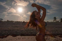 Seksi Stanija pokazala obline na plaži