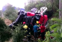 Beograd: Šleper probio ogradu i pao s mosta, u toku akcija spasavanja vozača!