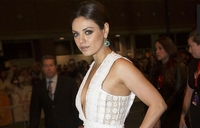 Mila Kunis zanosna u belom