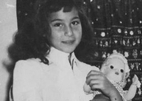 Nikad nećete pogoditi ko je slavna pjevačica s fotografije?