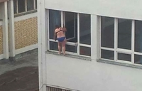 Ekonomska škola u Banjaluci: Školski prozor čisti u gaćicama! FOTO