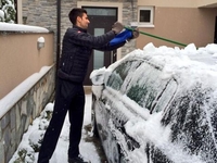 Novak čisti snijeg i uživa u zimi