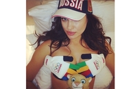Irina u toplesu bodri svoju zemlju