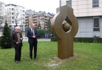 Skulptura Cvijet na poklon generalnom konzulatu Srbije