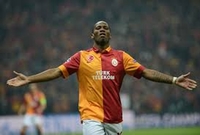 Drogba napada  Stamford bridž