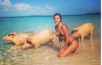 Irina Šajk pozira sa svinjama