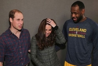 Lebron Džejms prekršio kraljevski protokol i zagrlio Kejt Midlton