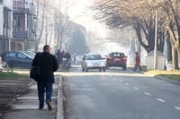 Mladića nosio 15 metara na haubi