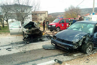 Dvoje povrijeđeno u sudaru, vatrogasci izvlačili vozača iz smrskanog mercedesa