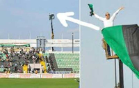 Zabranili mu ulazak na stadion, on iznajmio kran