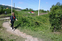 Dobojka pričala telefonom i otišla pod voz