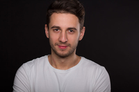  Mihajlo Jovanović nastupio na drugom Festivalu monodrame mladog glumca: Simbioza glume i slikarstva