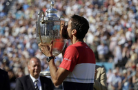 Novak opet posrnuo, Čiliću titula u Kvinsu