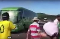 Kamenovan autobus sa fudbalerima Brazila VIDEO