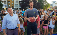Kuzmić otvorio košarkaški teren na otvorenom u Doboju