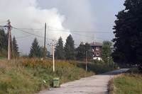 Gori objekat nekadašnje ratne bolnice na Koranu