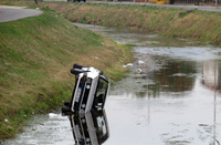Parkiran automobil skliznuo u kanal Dašnica u Bijeljini