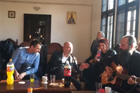 Beogradski sindikat u manastiru zapjevao “Dogodine u Prizrenu”, sveštenik ih pratio na gitari VIDEO