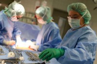 Džez muzičar svirao gitaru dok su mu operisali tumor na mozgu 