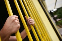 Робијаши крили дрогу и металне шипке