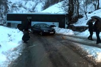 Zenica: Autobus sa 15 putnika proklizao i udario u drvo