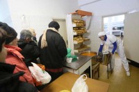 Јавним кухињама треба помоћ због све дужих редова