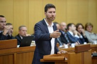 Raspava Pernara i djece poginulih boraca u Bijeljini: “Da li je Hrvatska genocidna tvorevina?” VIDEO