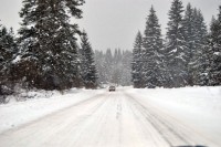 Снијег отежава саобраћај, камиони не могу преко Изачића