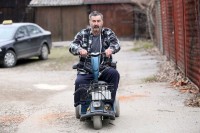 Жупник донирао Бањалучанину електрична колица