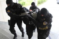 Carinicima lisice na ruke zbog uzimanja mita