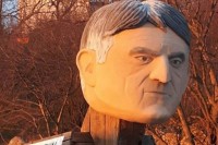 Statua Komšića u obliku “Trojanskog konja” na karnevalu u Čapljini