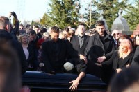 Jelena pokrila lice rukama dok su joj majku spuštali u zemlju