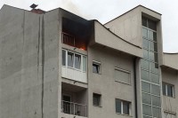 Полицајци спасили двоје дјеце из стана у којем је избио пожар