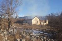 Мигранти запалили стару сеоску школу код Љубиња