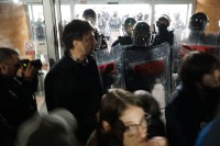 Policija izvodi demonstrante iz RTS-a