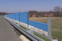  Краду панеле звучне изолације на аутопуту и покривају кокошињце